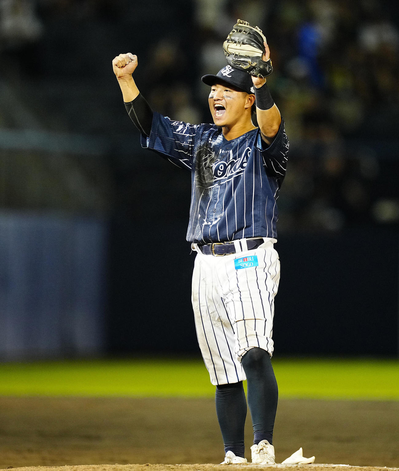西武対オリックス　オリックスに勝利の瞬間ガッツポーズする西武佐藤龍（2024年8月20日撮影）