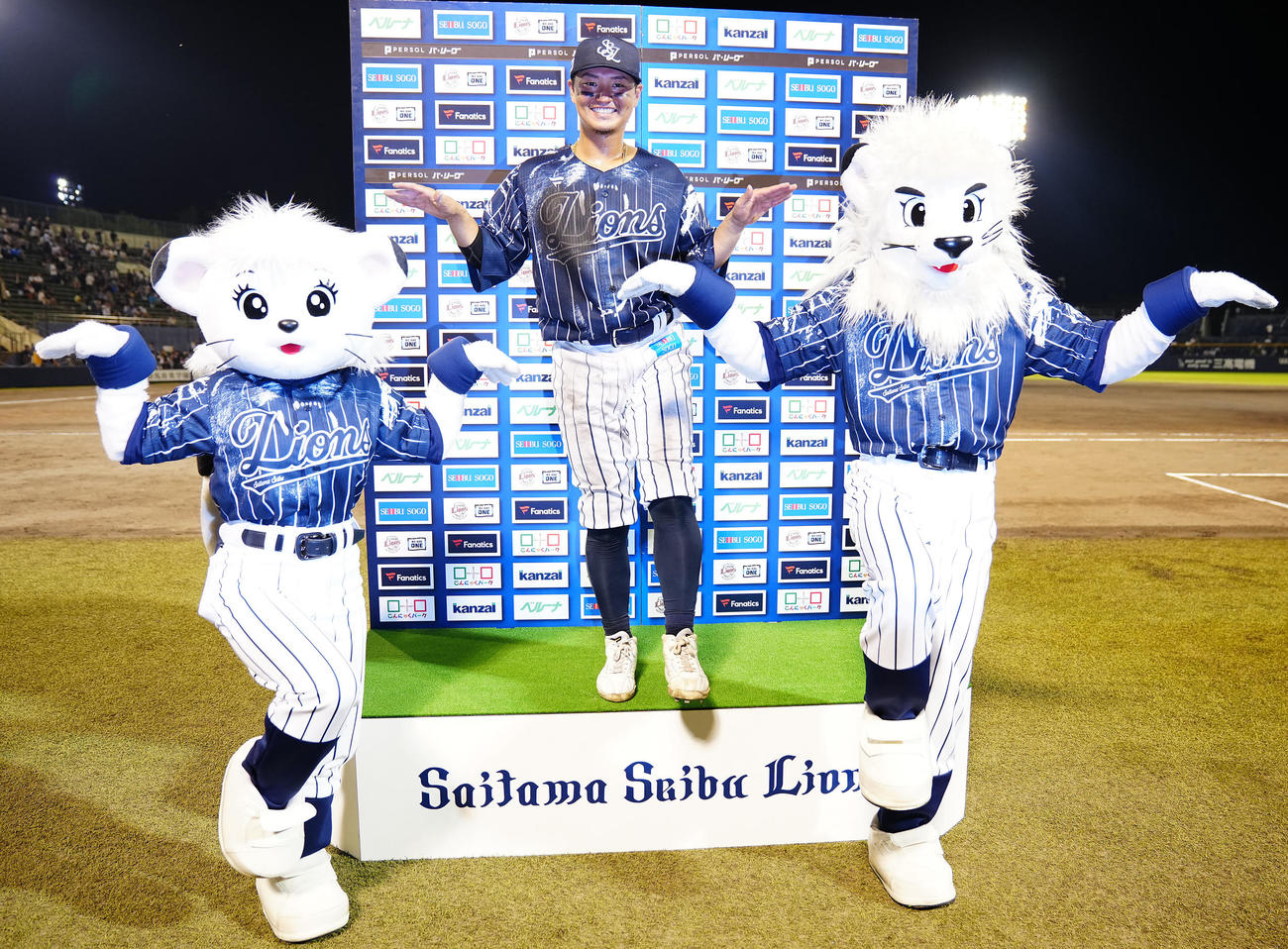 西武対オリックス　オリックスに勝利しお立ち台でポーズを決める西武佐藤龍（中央）（2024年8月20日撮影）