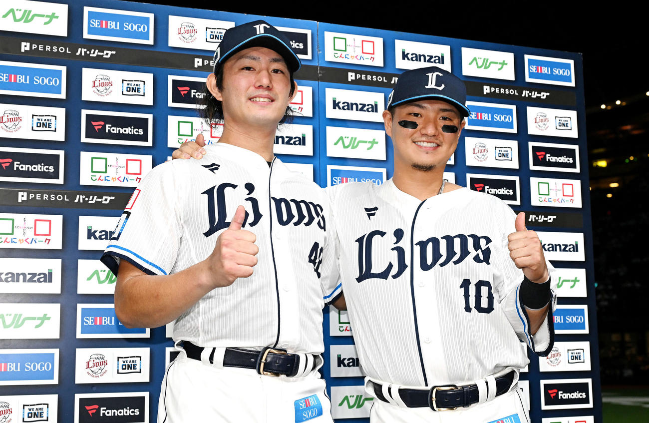 西武対日本ハム　ヒーローインタビューを終えポーズを決める西武今井（左）と佐藤龍（2024年10月1日撮影）
