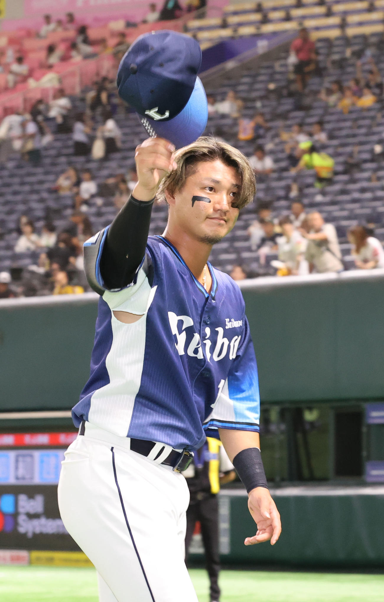 ソフトバンク対西武　ヒーローになった佐藤龍はファンにあいさつ（2024年9月6日撮影）