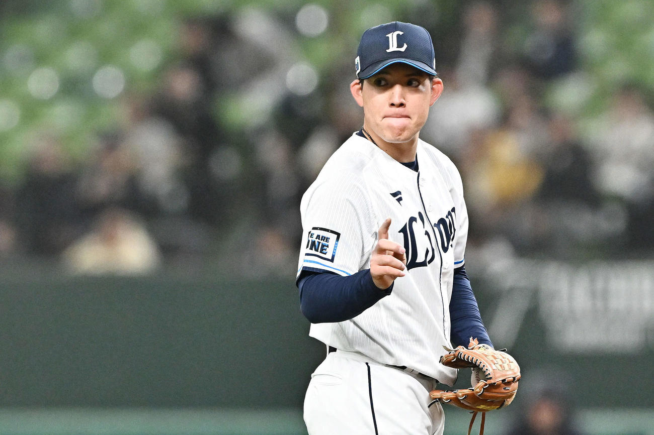 西武対阪神　引き締まった表情の西武3番手の与座（撮影・滝沢徹郎）