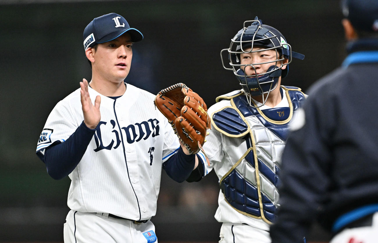 西武対阪神　9回表を投げ終えた西武3番手の与座（左）は古賀悠と引き揚げる（撮影・滝沢徹郎）