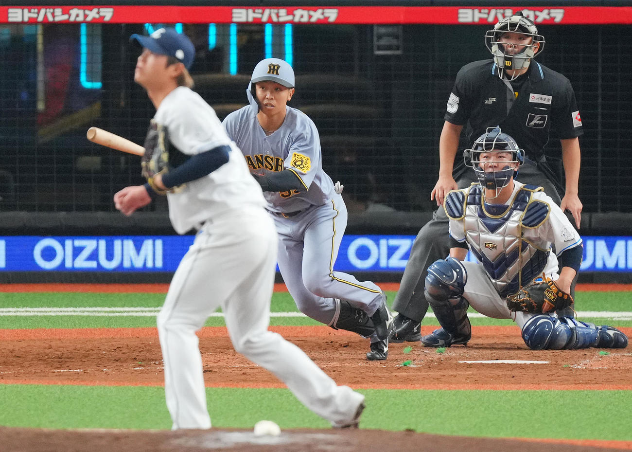 西武対阪神　5回表阪神2死一、二塁、適時二塁打を放つ島田。投手甲斐野（撮影・垰建太）