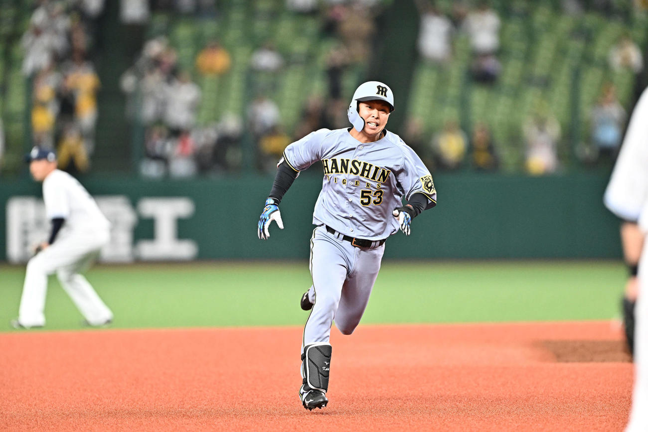 西武対阪神　5回表阪神2死一、二塁、島田は右中間へ2点適時三塁打を放ち三塁へ走る（撮影・滝沢徹郎）