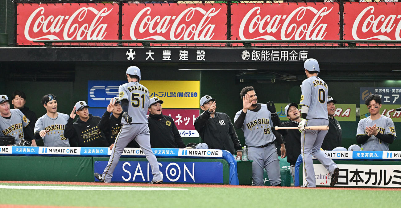 西武対阪神　5回表阪神2死一、二塁、島田の2点適時三塁打で生還した中野（手前左）と木浪（同右）を迎える選手たち（撮影・滝沢徹郎）