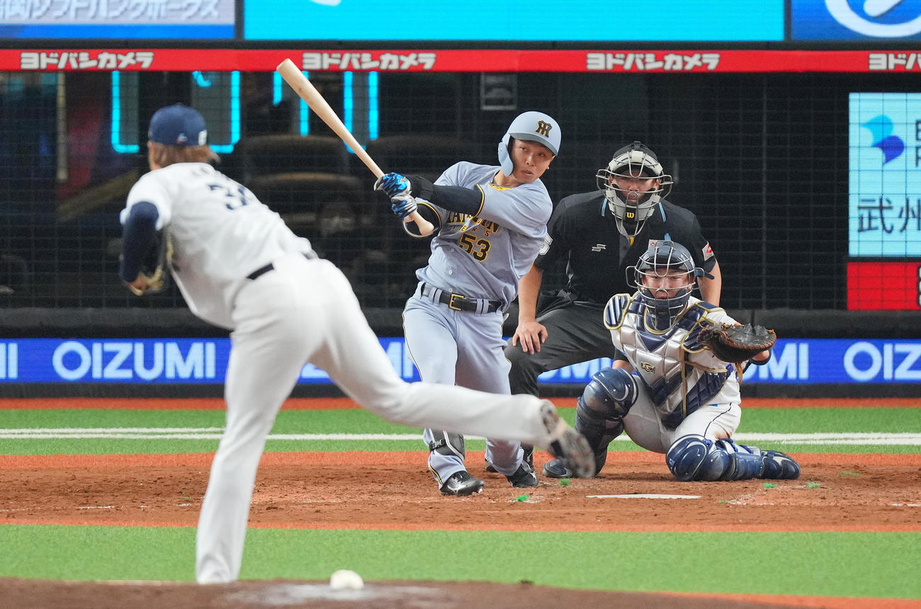 西武対阪神　5回表阪神2死一、二塁、適時二塁打を放つ島田。投手甲斐野（撮影・垰建太）
