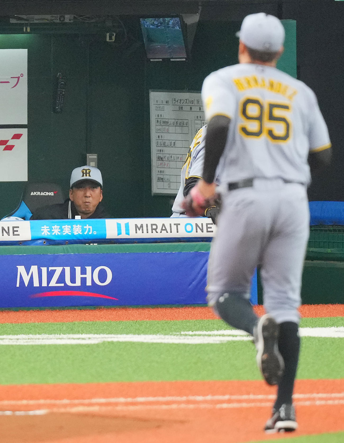 西武対阪神　1回裏西武の攻撃を無失点に抑えた阪神先発のデュプランティエ（手前）を見つめる藤川監督（撮影・垰建太）