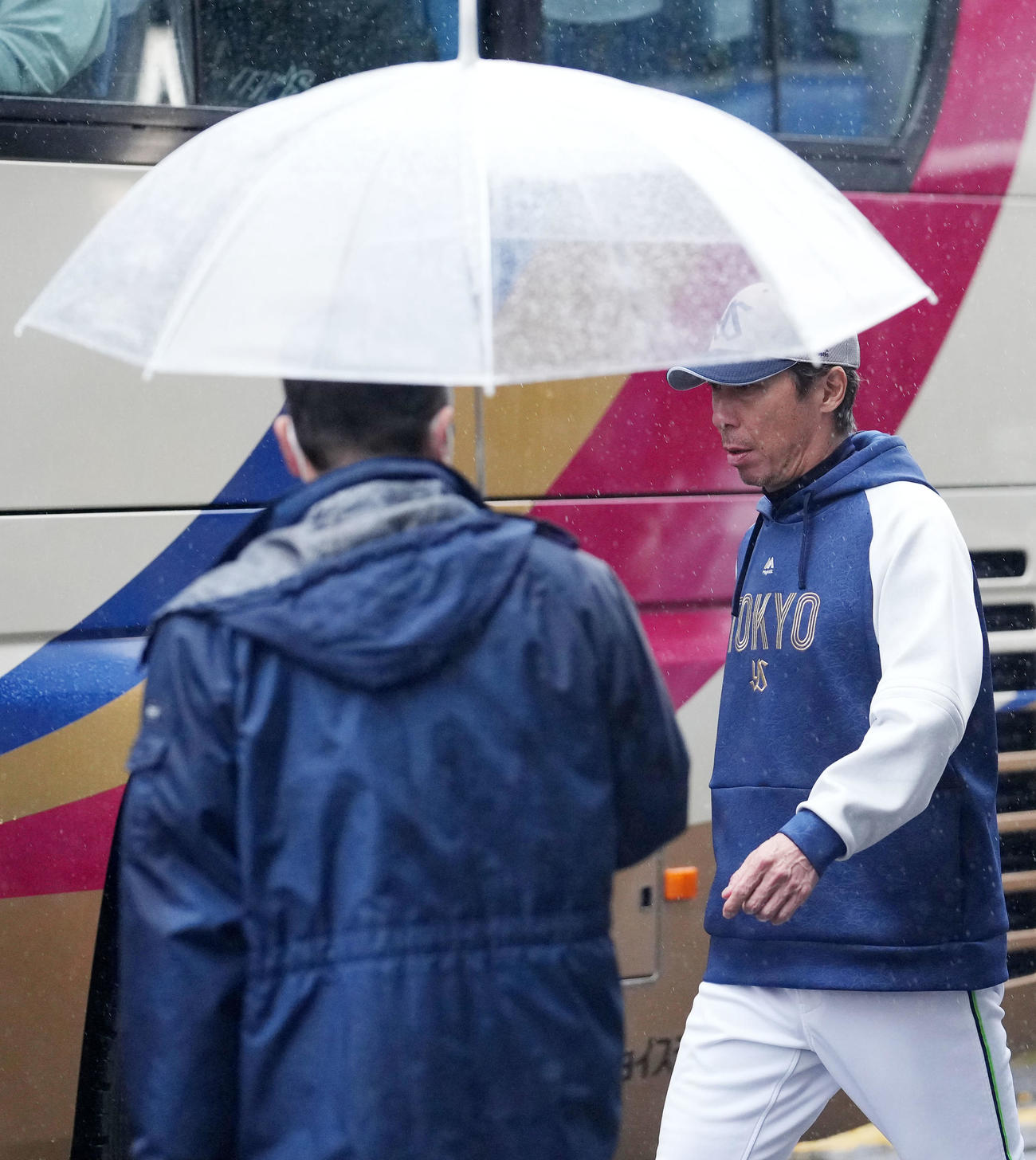 楽天対ヤクルト　試合が中止となり休場を後にするヤクルト高津監督（撮影・横山健太）