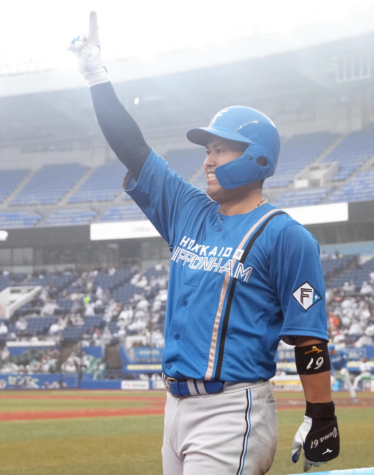ロッテ対日本ハム　9回表日本ハム2死、今川は左越え本塁打を放ちスタンドに笑顔で応える（撮影・足立雅史）