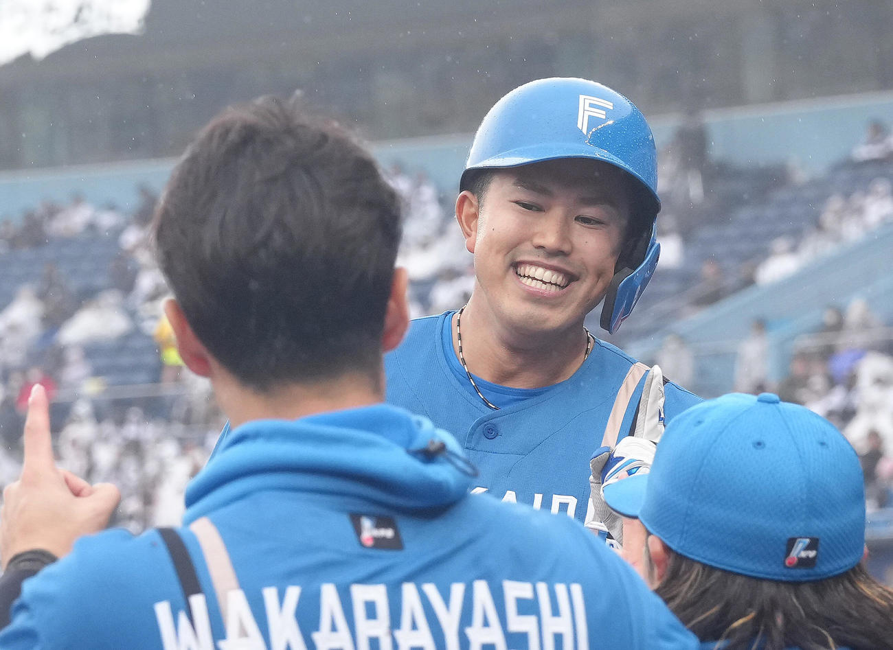 ロッテ対日本ハム　9回表日本ハム2死、今川は左越え本塁打を放ち笑顔でタッチを交わす（撮影・足立雅史）