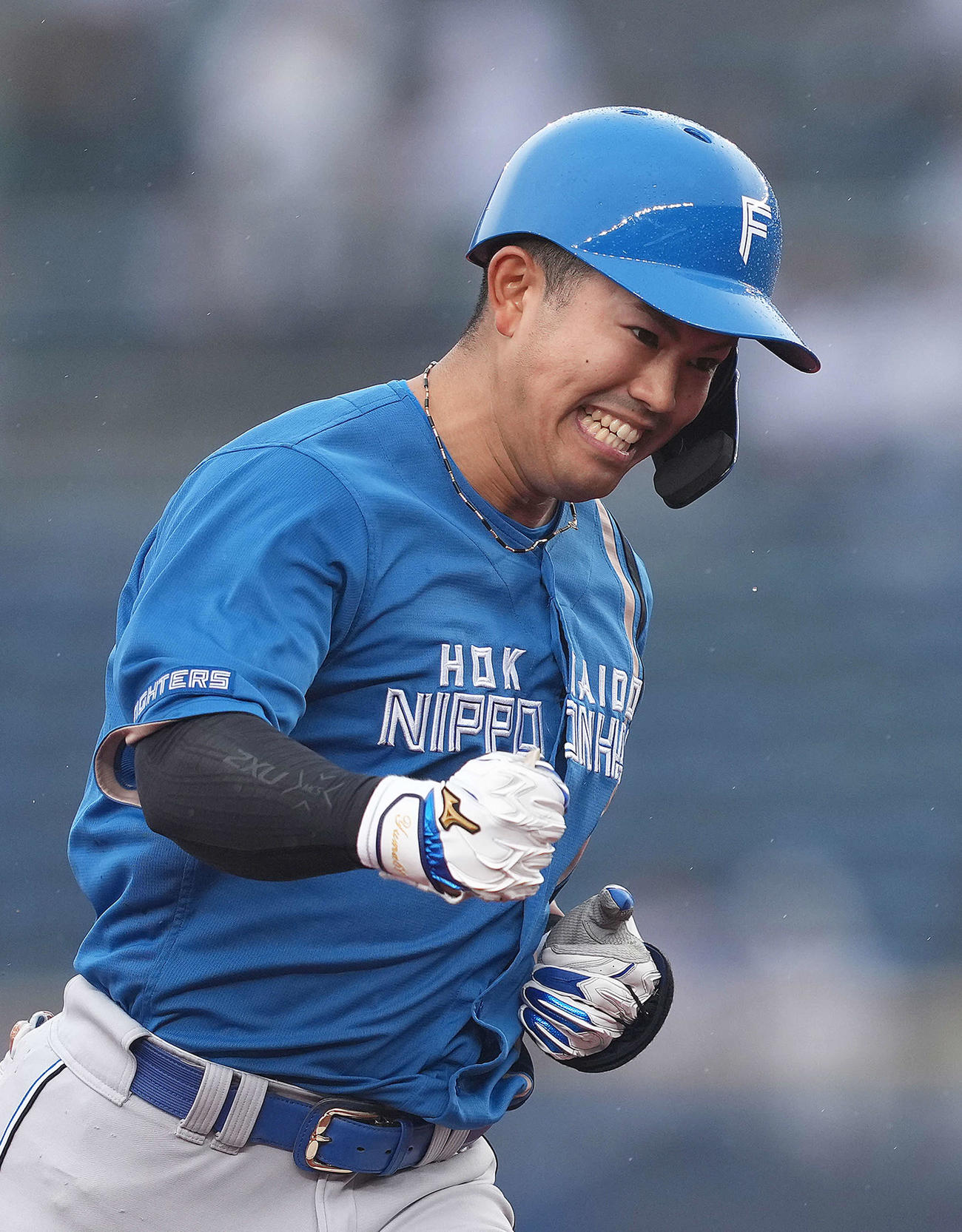 ロッテ対日本ハム　9回表日本ハム2死、今川は左越え本塁打を放ちガッツポーズ（撮影・足立雅史）