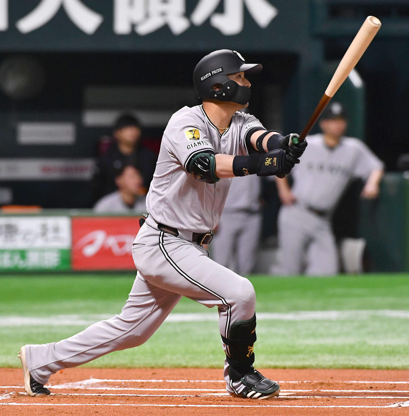 ソフトバンク対巨人　1回表巨人1死二塁、吉川は先制の右越え2点本塁打を放つ（撮影・岩下翔太）