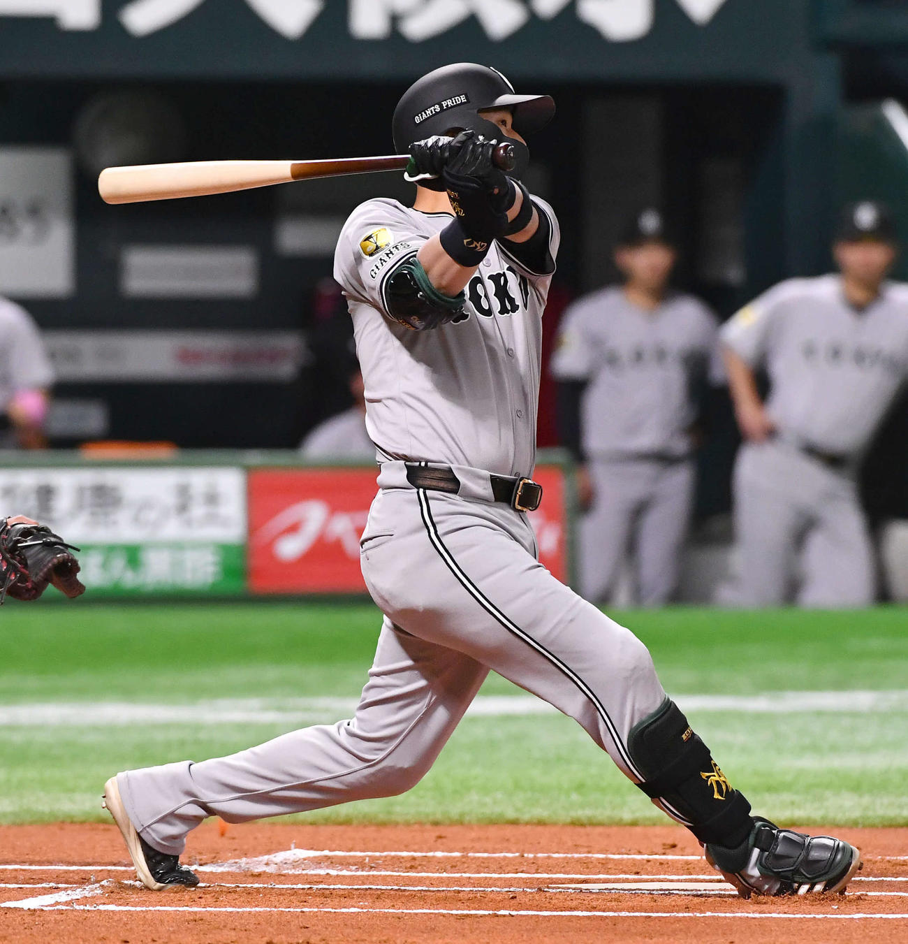 ソフトバンク対巨人　1回表巨人1死二塁、吉川は先制の右越え2点本塁打を放つ（撮影・岩下翔太）
