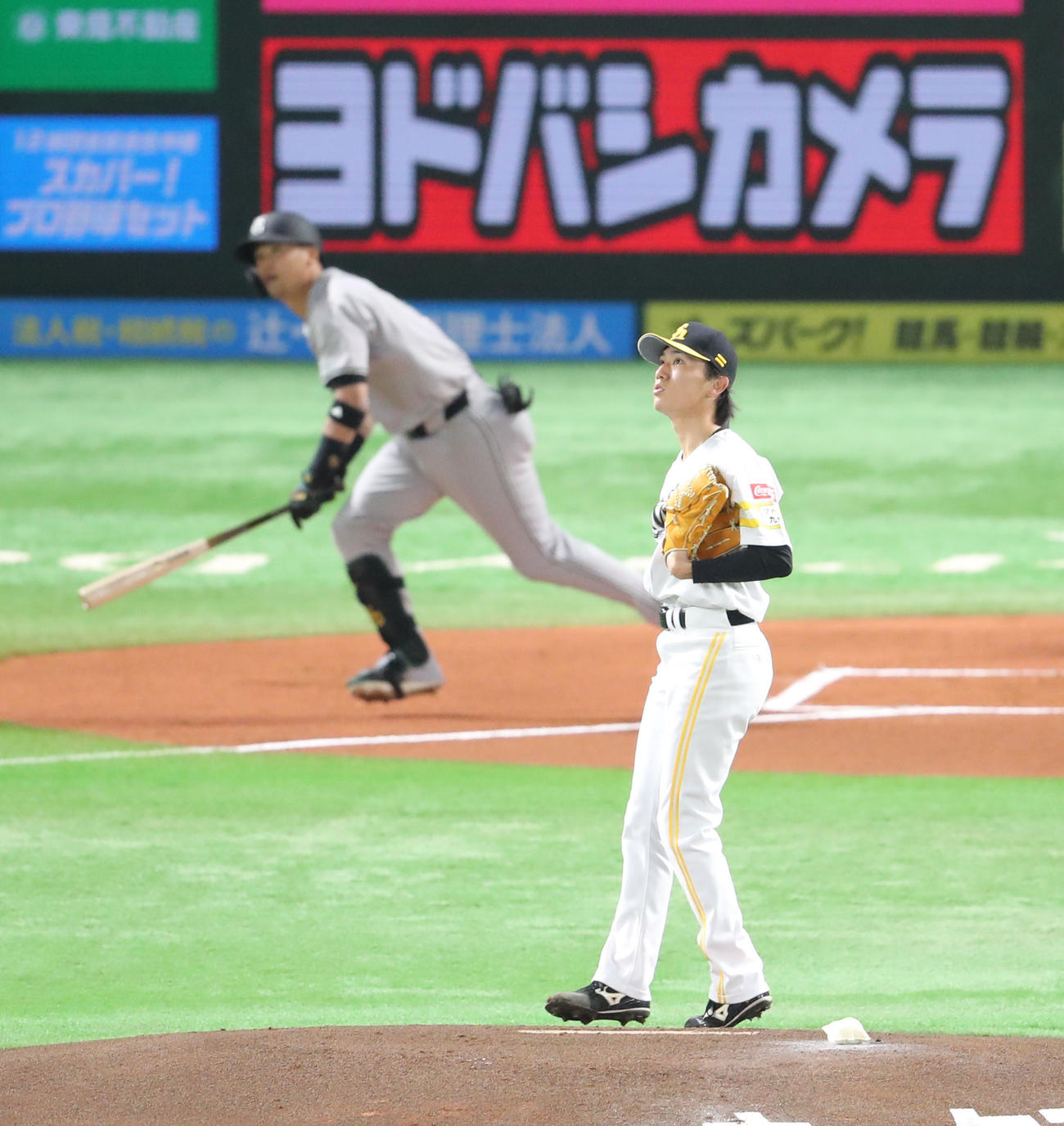 ソフトバンク対巨人　1回表巨人1死二塁、吉川に先制右越え2点本塁打を浴びた大津（撮影・梅根麻紀）