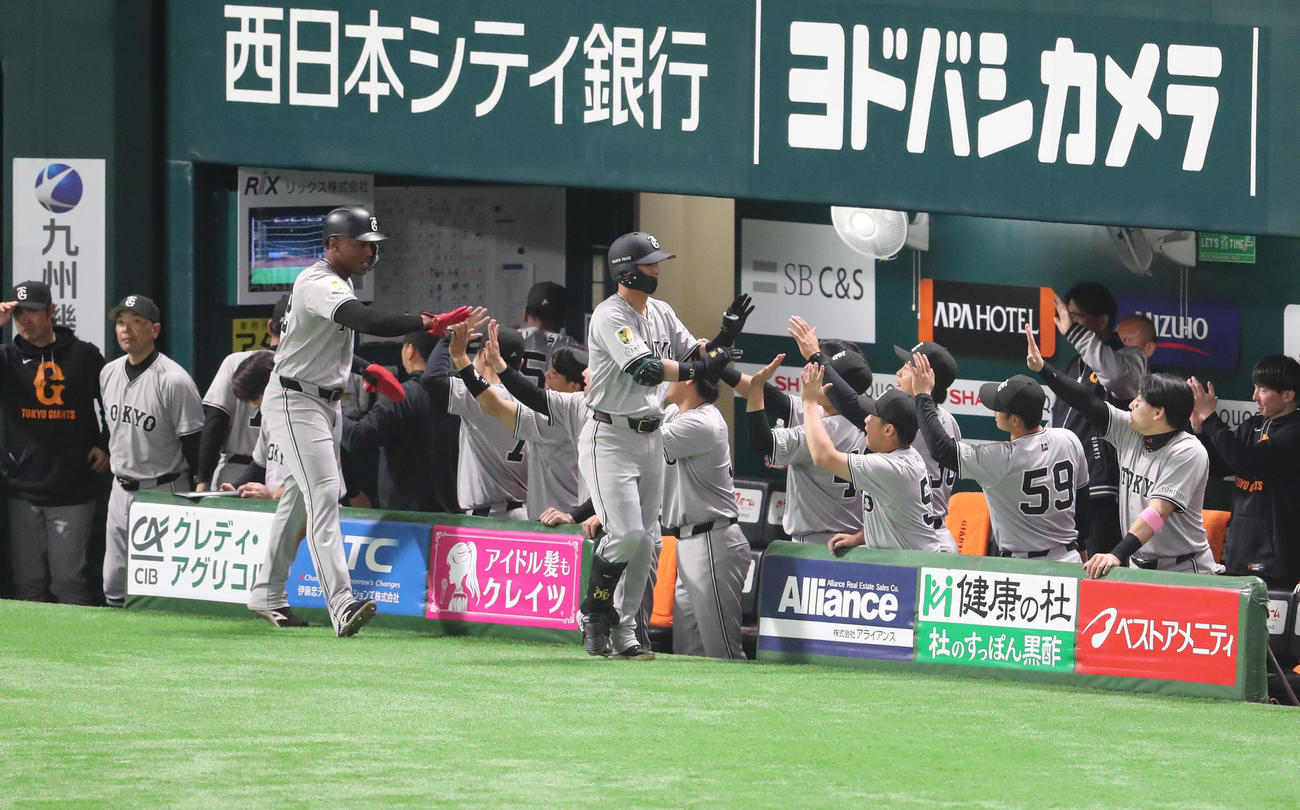 ソフトバンク対巨人　1回表巨人1死二塁、吉川は右越えに先制となる2点本塁打を放ちベンチのナインとハイタッチ（撮影・梅根麻紀）