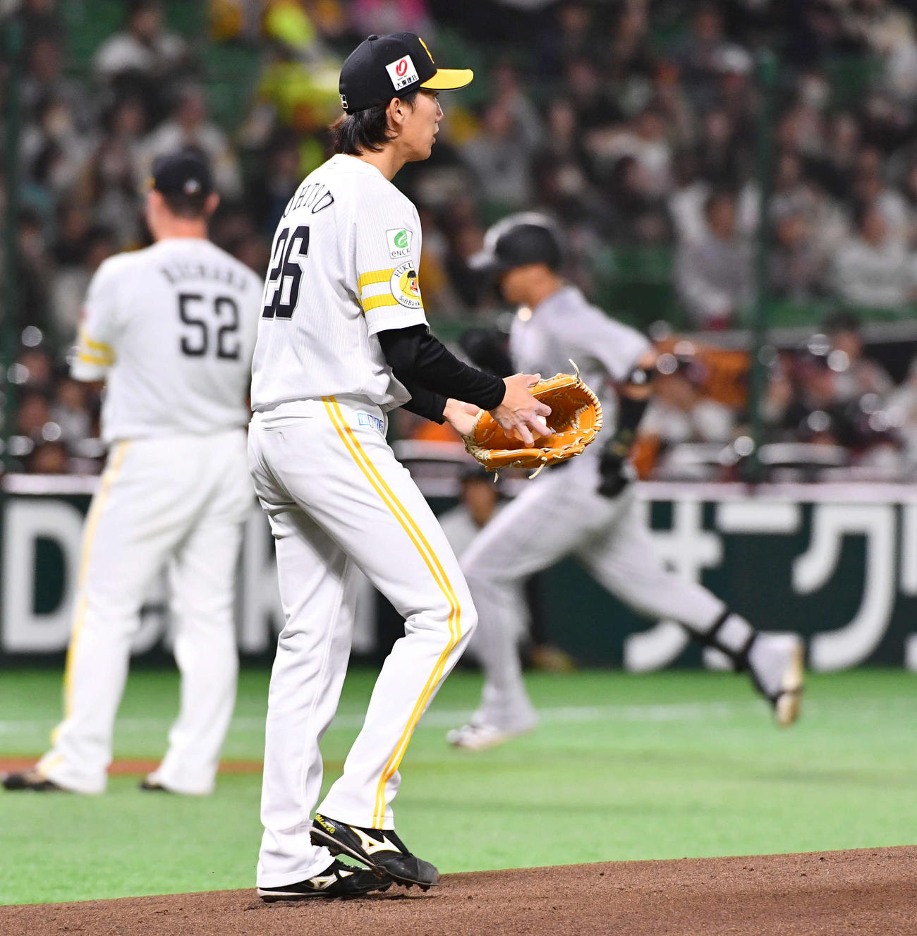 ソフトバンク対巨人　1回表巨人1死二塁、吉川（右）に先制の右越え2点本塁打を打たれた大津（撮影・岩下翔太）