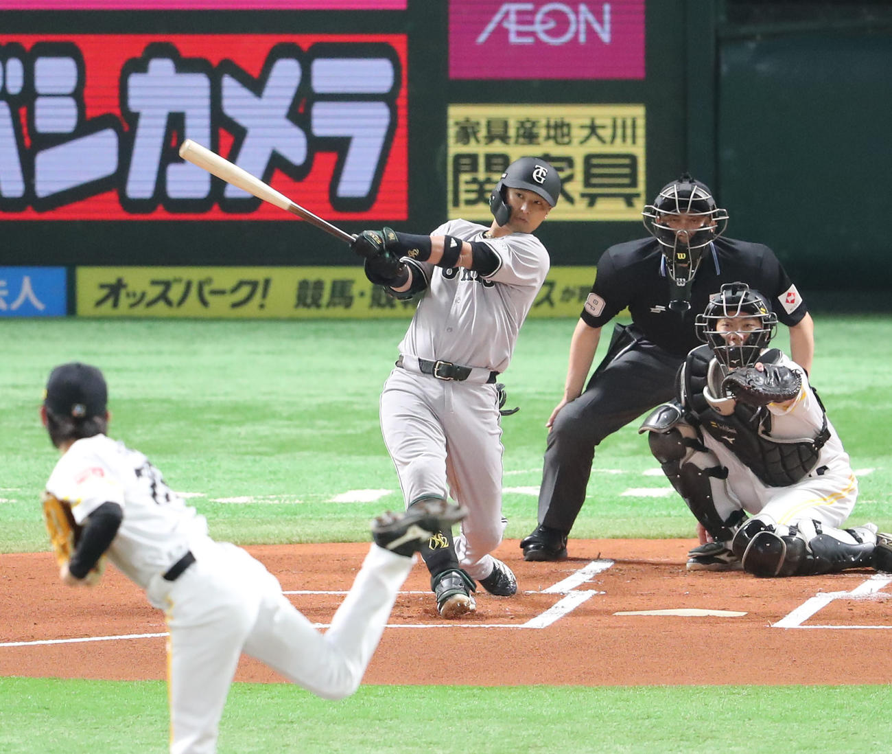 ソフトバンク対巨人　1回表巨人1死二塁、吉川は右越えに先制となる2点本塁打を放つ（撮影・梅根麻紀）