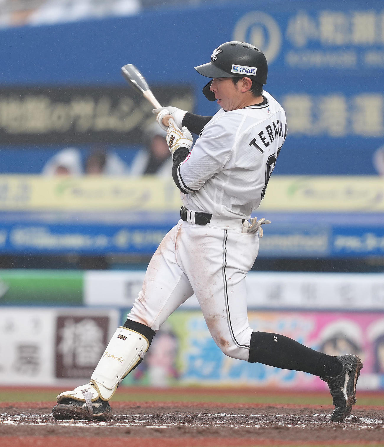 ロッテ対日本ハム　6回裏ロッテ1死一、二塁、寺地は右前適時打を放つ（撮影・足立雅史）