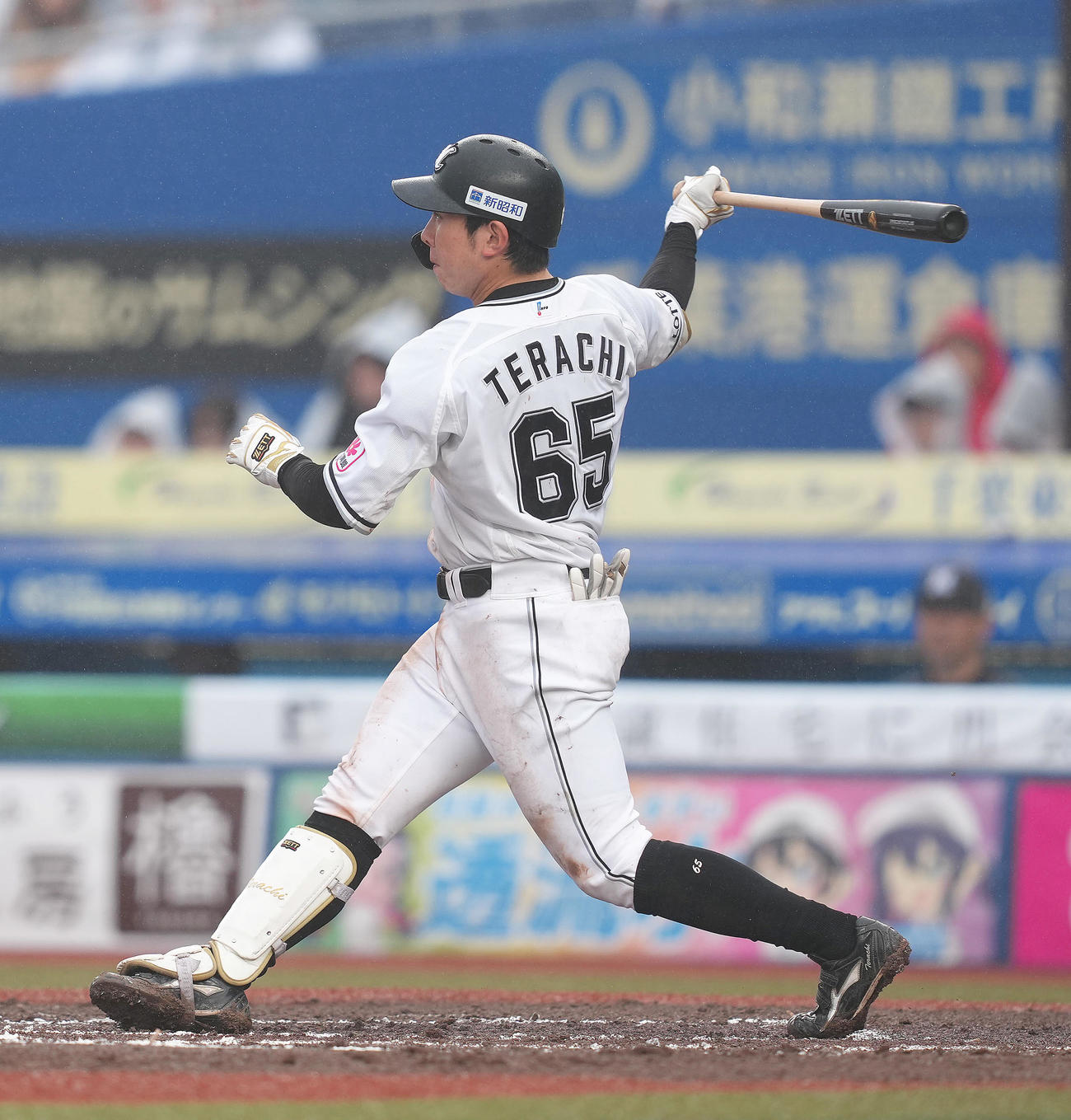 ロッテ対日本ハム　6回裏ロッテ1死一、二塁、寺地は右前適時打を放つ（撮影・足立雅史）