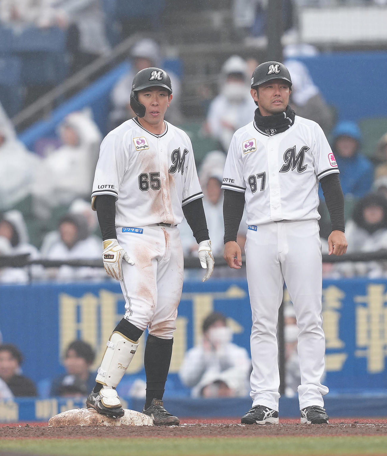 ロッテ対日本ハム　6回裏ロッテ1死一、二塁、寺地（左）は右前適時打を放つ（撮影・足立雅史）