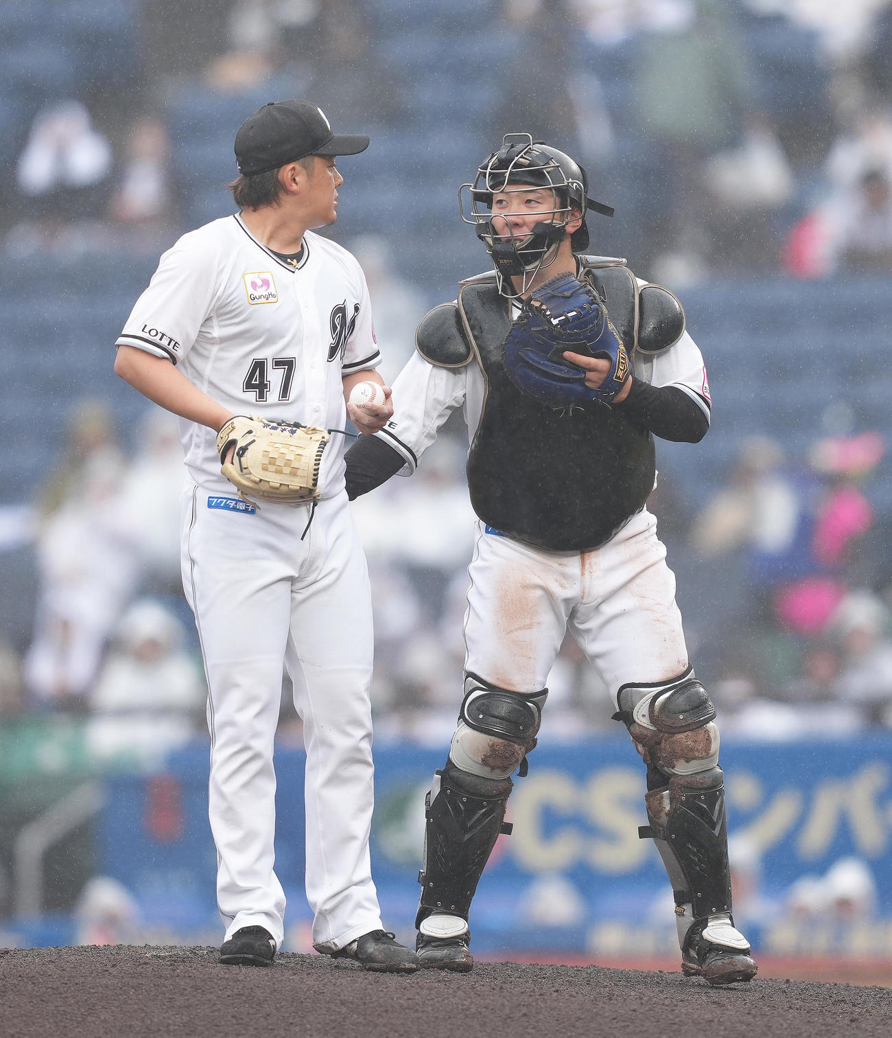 ロッテ対日本ハム　6回、マウンドのロッテ鈴木（左）に声をかける寺地（撮影・足立雅史）