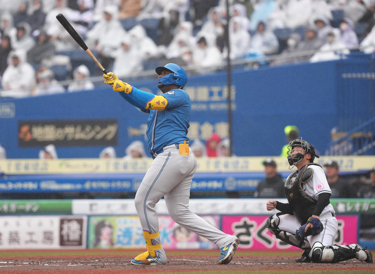 ロッテ対日本ハム　4回表日本ハム2死、レイエスは左越え本塁打を放つ（撮影・足立雅史）