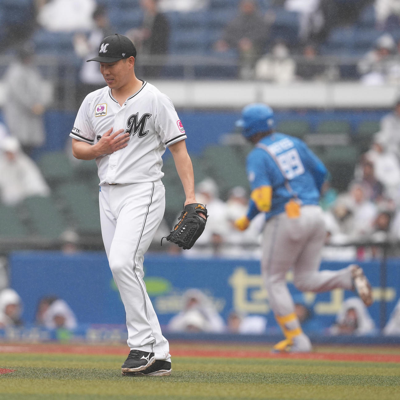 ロッテ対日本ハム　4回表日本ハム2死、レイエス（後方）に左越え本塁打を浴びた西野（撮影・足立雅史）