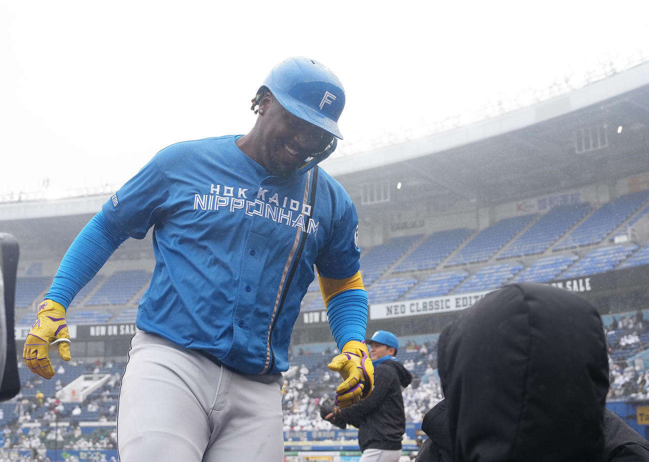 ロッテ対日本ハム　4回表日本ハム2死、レイエスは左越え本塁打を放ち笑顔を見せる（撮影・足立雅史）