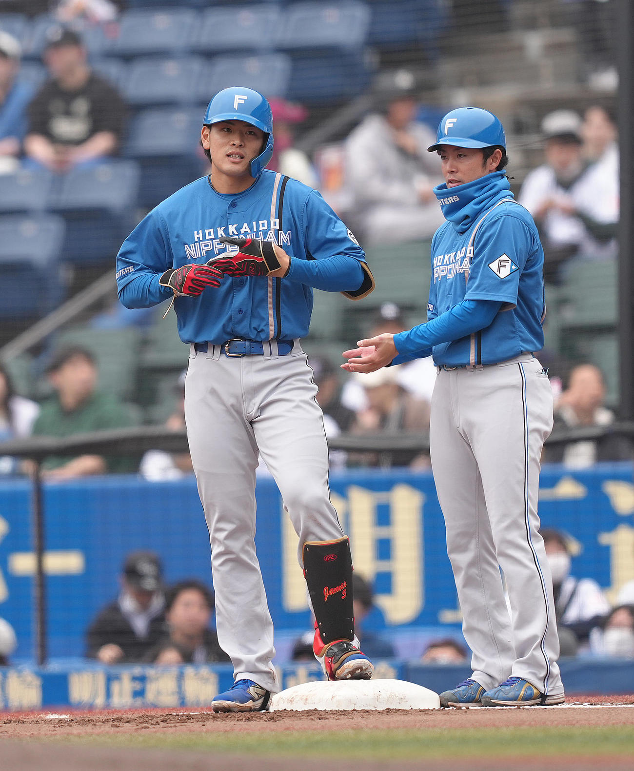 ロッテ対日本ハム　2回表日本ハム無死、野村（左）は右前打を放つ（撮影・足立雅史）