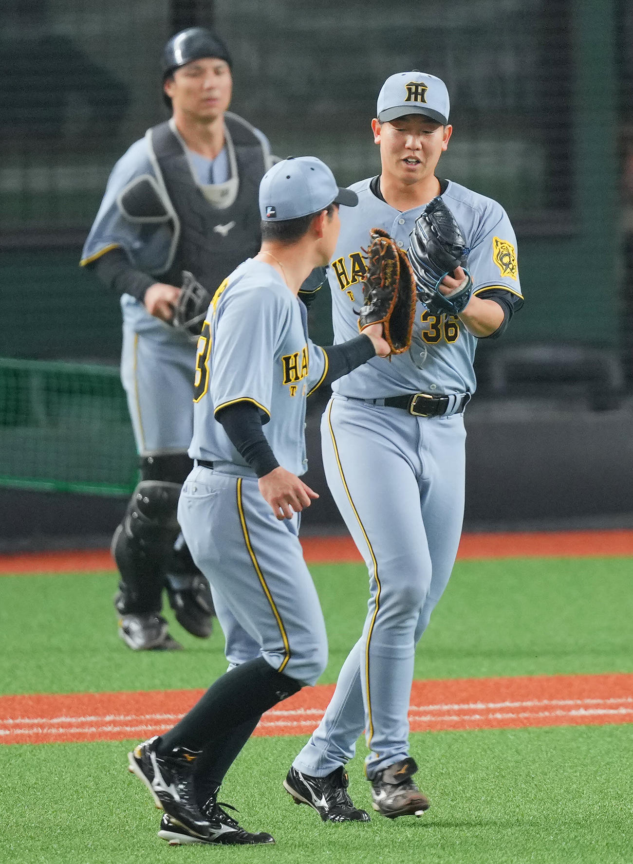 西武対阪神　最後を締め勝利しグラブタッチを交わす阪神畠（右）（撮影・垰建太）