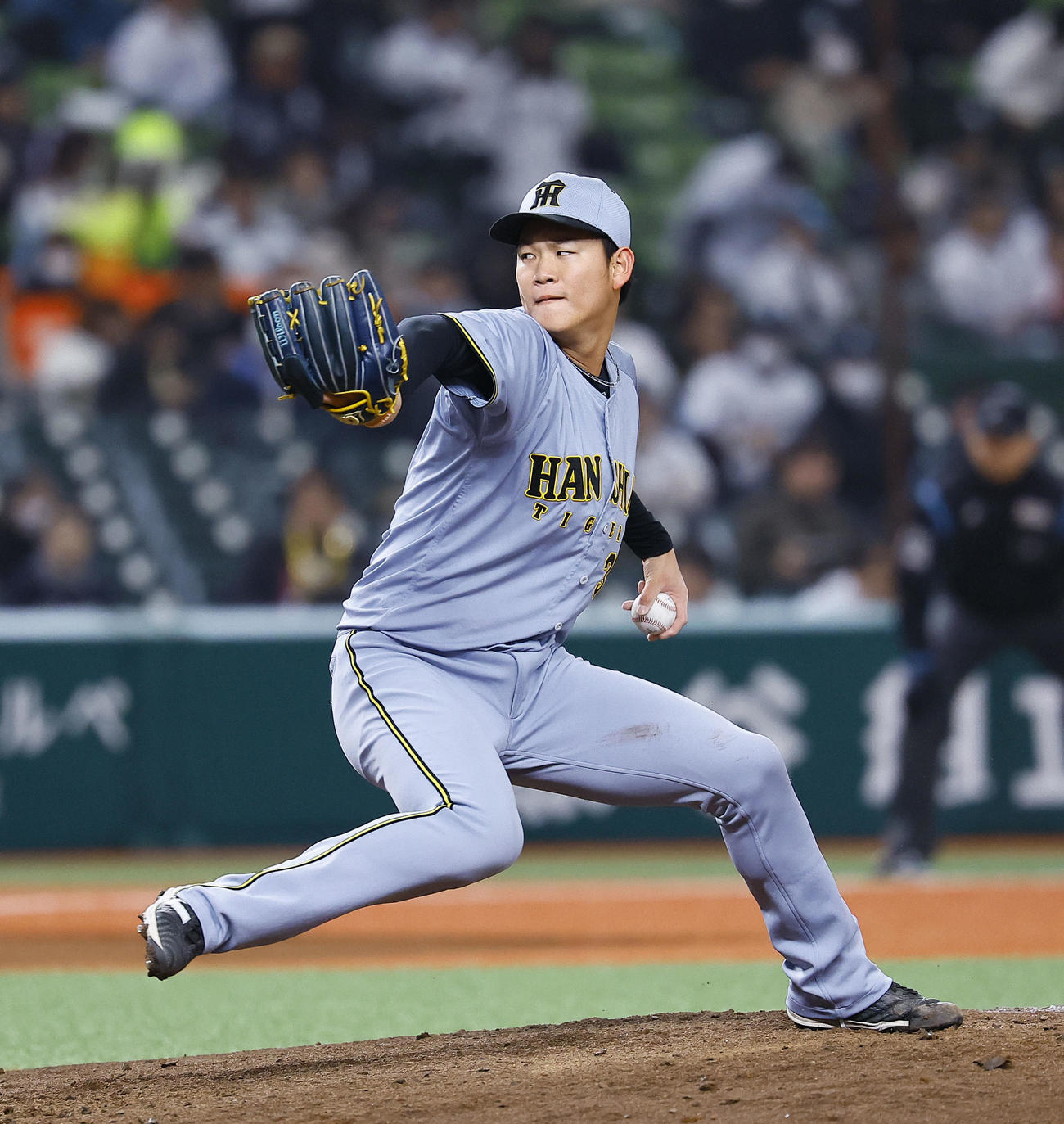 西武対阪神　6回、4番手で登板した阪神及川（撮影・藤尾明華）