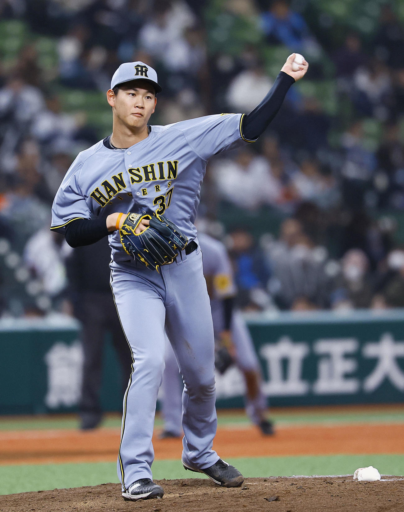 西武対阪神　7回裏西武2死一塁、打者児玉のときけん制で一走滝沢を刺す及川（撮影・藤尾明華）