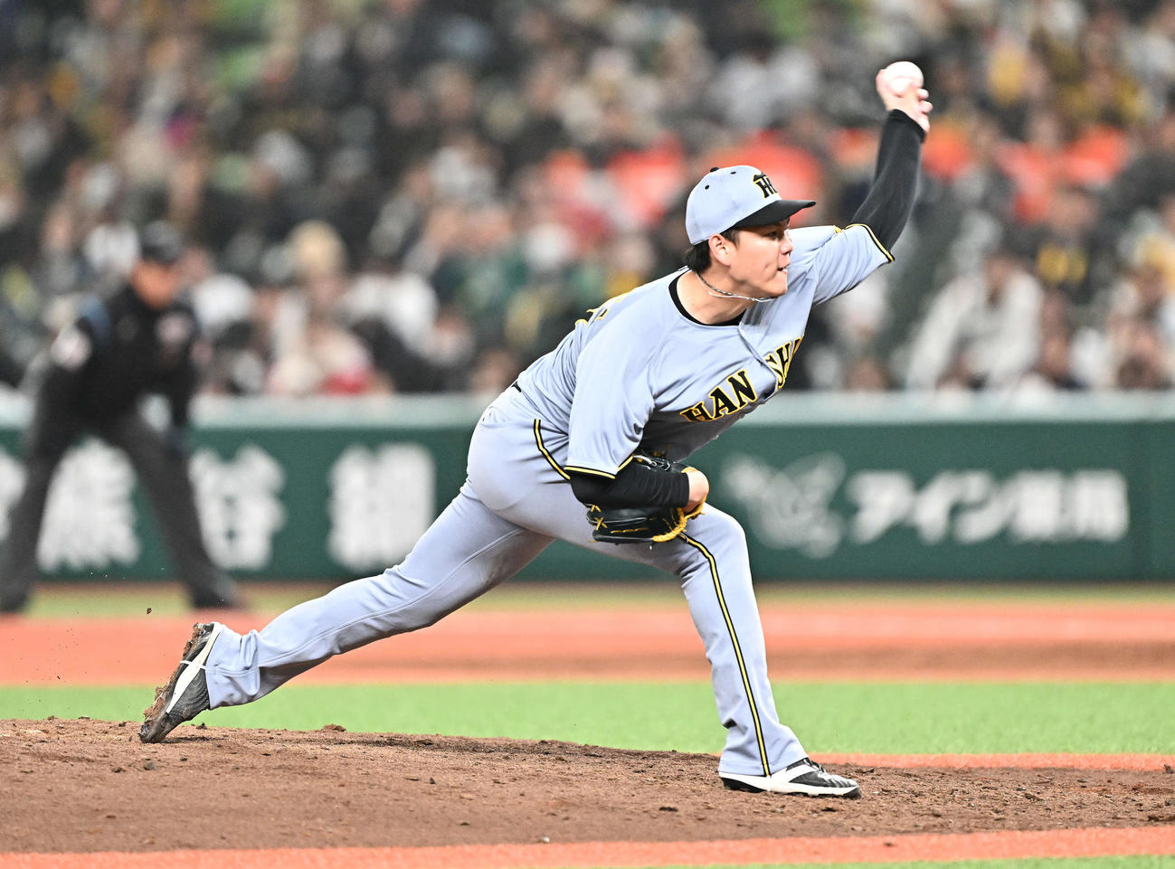 西武対阪神　阪神4番手で登板する及川（撮影・滝沢徹郎）