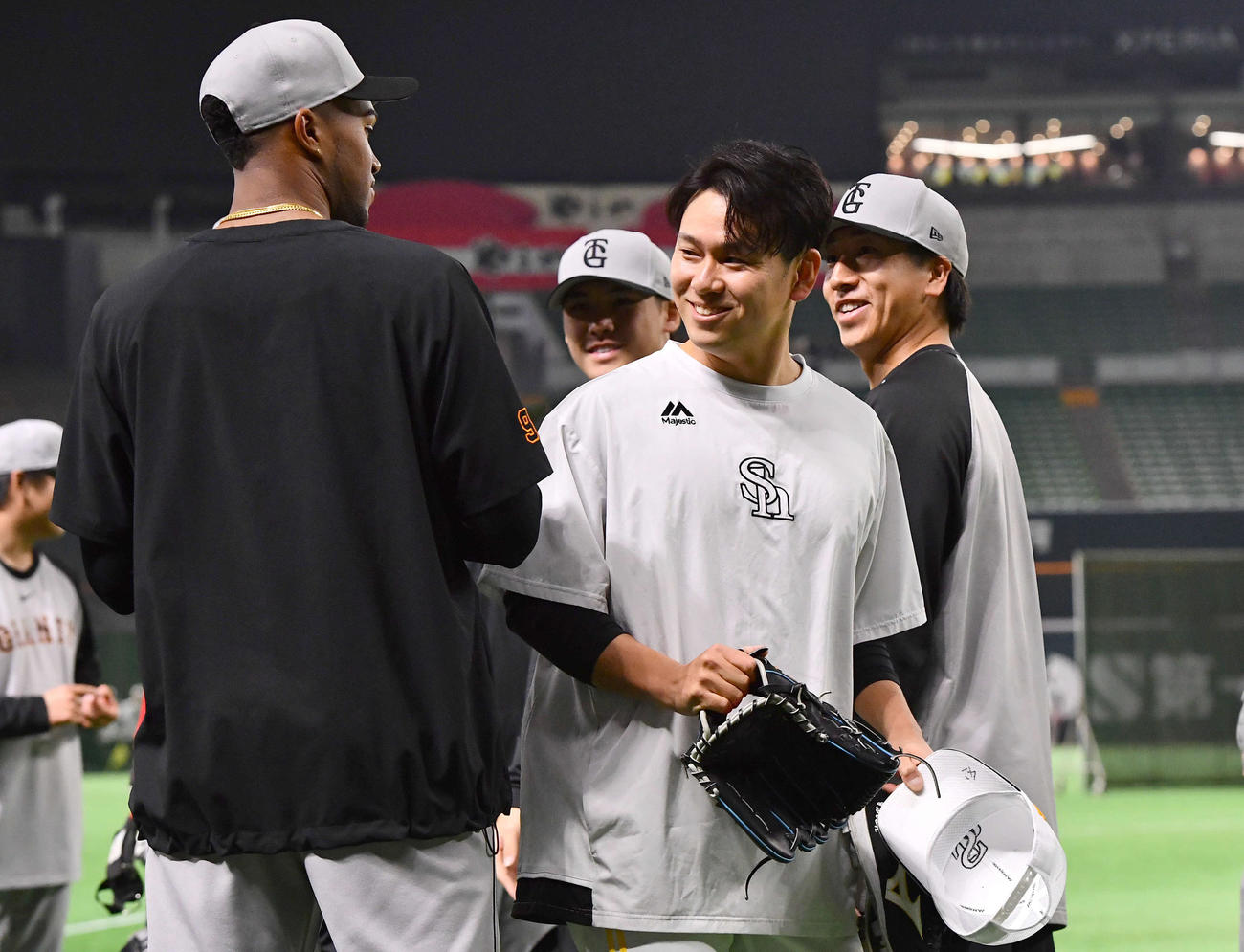 ソフトバンク対巨人　試合前、巨人ナインにあいさつするソフトバンク伊藤（右から2人目）（撮影・岩下翔太）