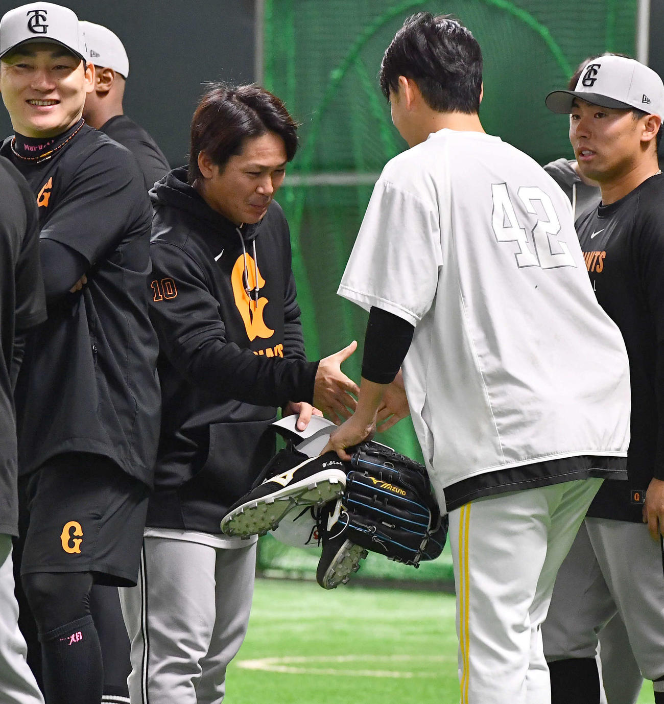 ソフトバンク対巨人　試合前、ソフトバンク伊藤（右から2人目）と握手を交わす巨人甲斐（撮影・岩下翔太）