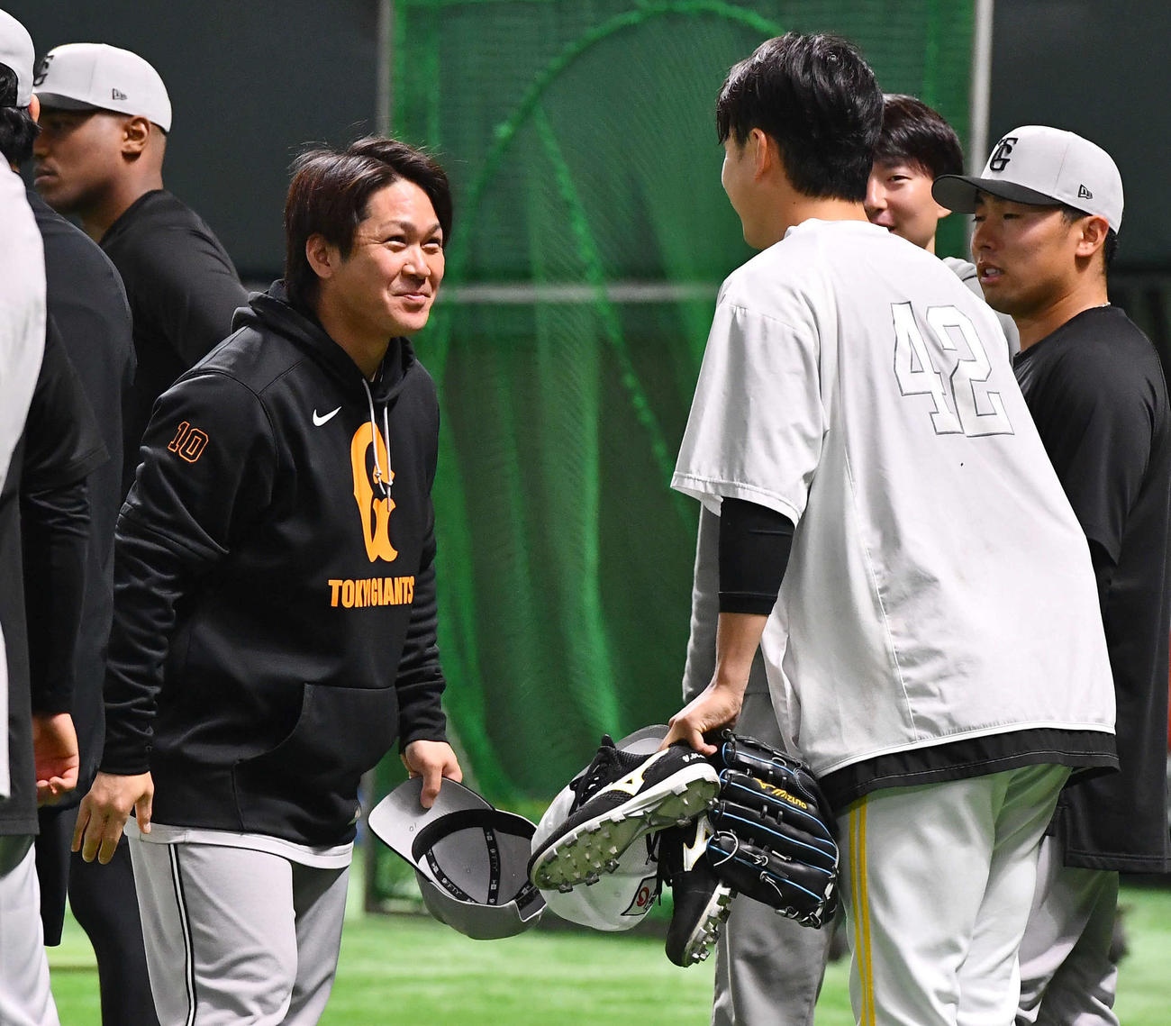 ソフトバンク対巨人　試合前、ソフトバンク伊藤（右）と笑顔で話す巨人甲斐（撮影・岩下翔太）