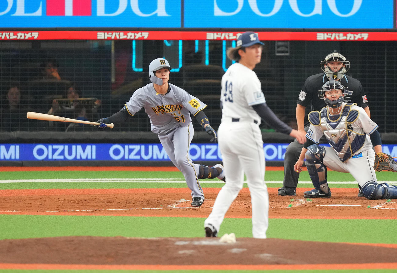 西武対阪神　3回表阪神2死、左前打を放つ中野。投手今井（撮影・垰建太）