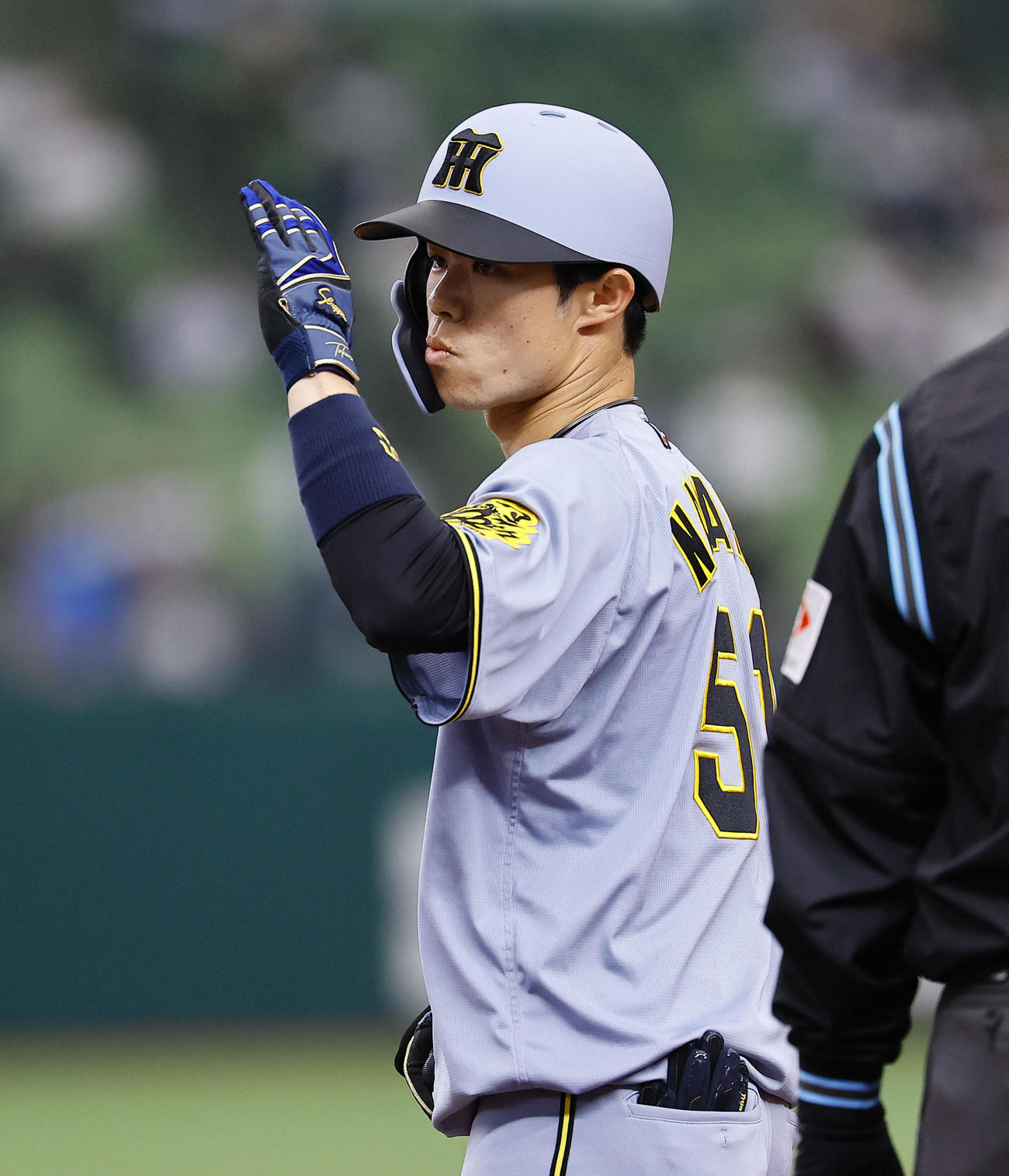 西武対阪神　3回表阪神2死、左前打を放ちポーズをとる中野（撮影・藤尾明華）