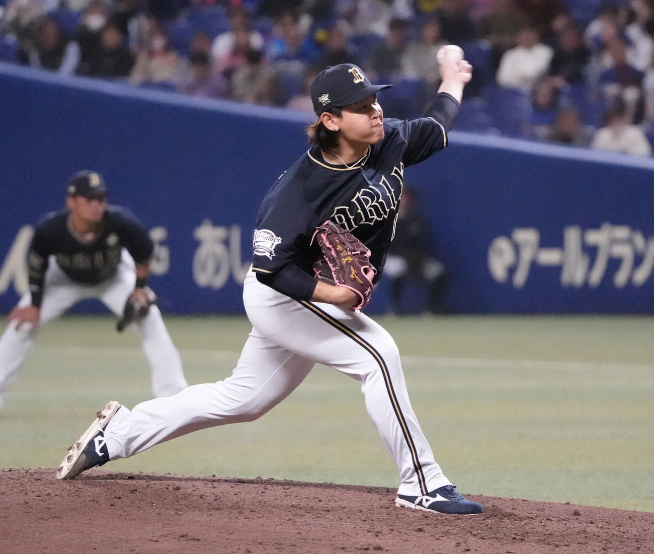 中日対オリックス　4回裏、力投するオリックス先発の宮城（撮影・森本幸一）