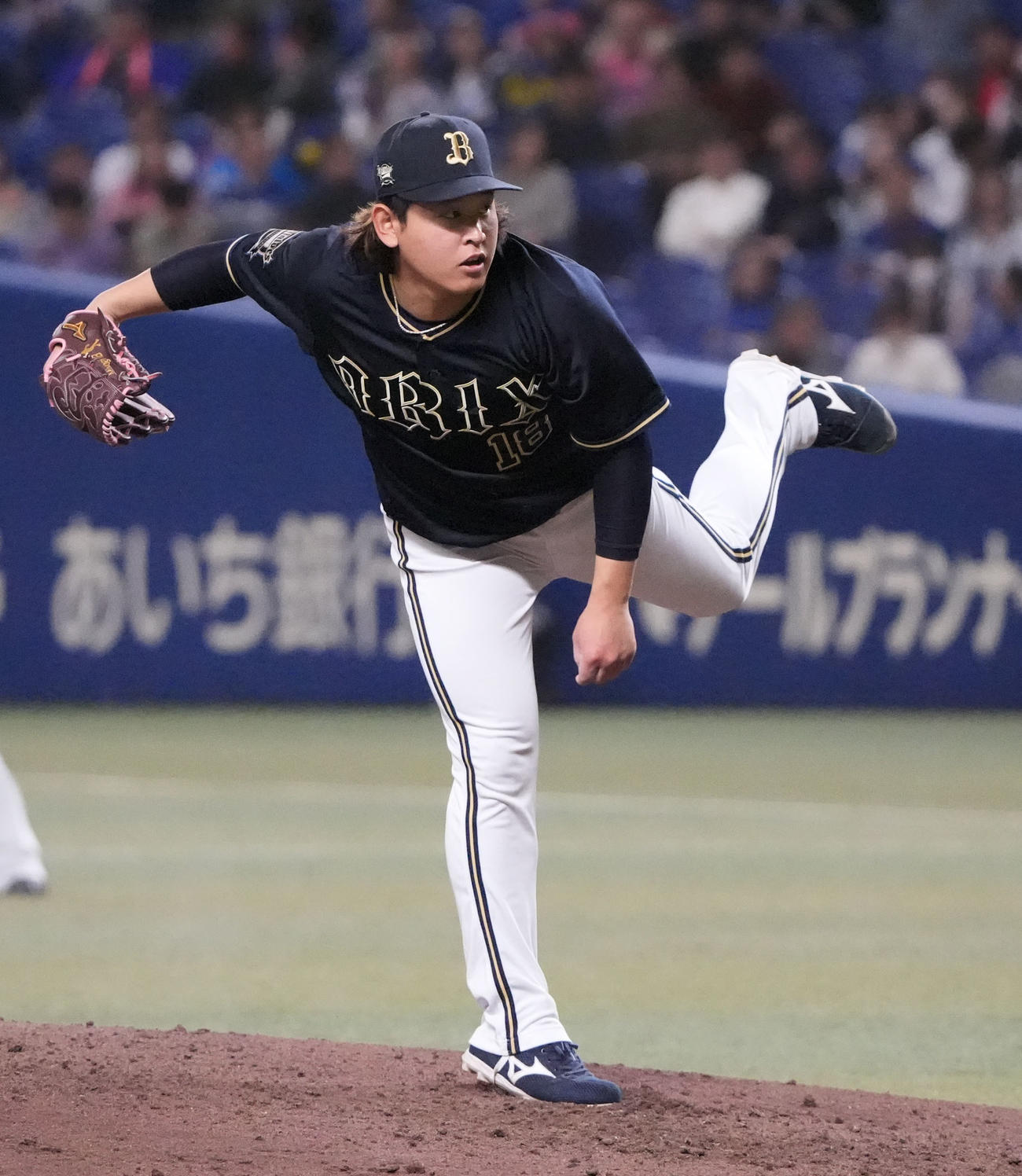 中日対オリックス　4回裏、力投するオリックス先発の宮城（撮影・森本幸一）