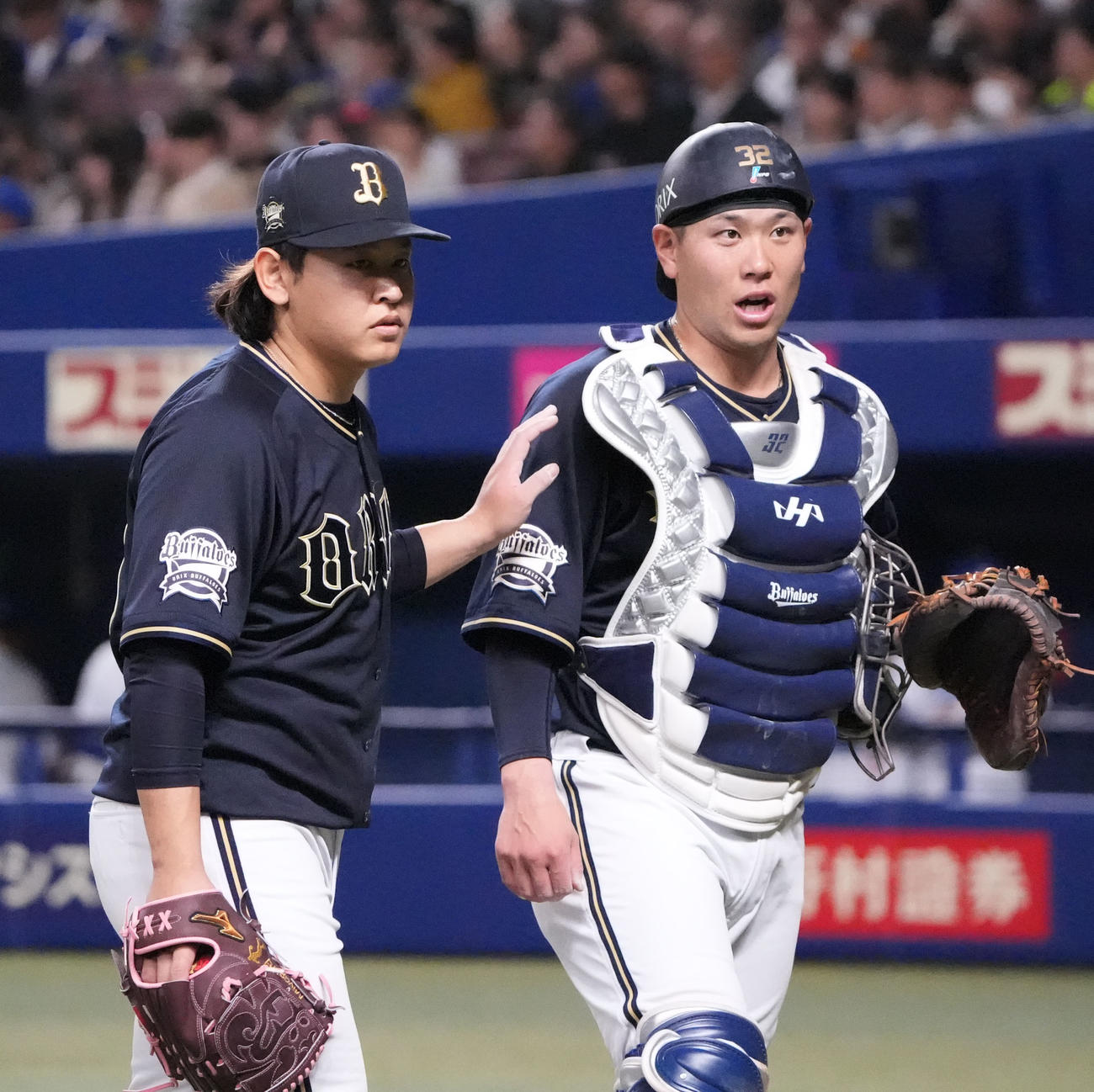 中日対オリックス　5回裏終了、福永と言葉を交わしベンチへ戻る宮城（左）（撮影・森本幸一）