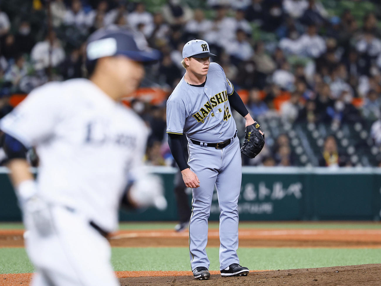 西武対阪神　4回裏西武2死三塁、古賀悠に右越えに適時二塁打を許し、打球を見つめるネルソン（撮影・藤尾明華）