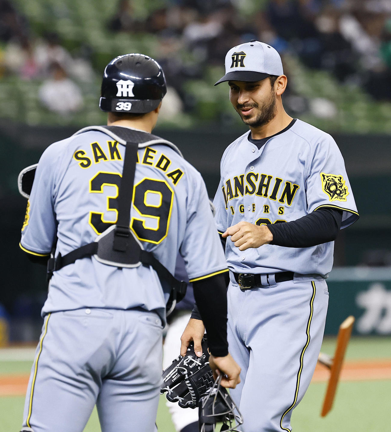 西武対阪神　5回を終え、栄枝とグータッチを交わす阪神ゲラ（撮影・藤尾明華）