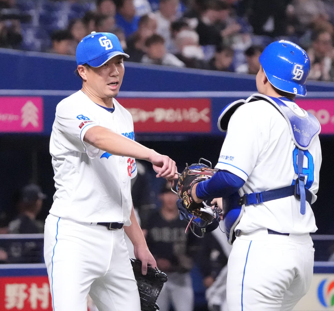 中日対オリックス　1回表終了、石伊に声をかける大野（左）（撮影・森本幸一）