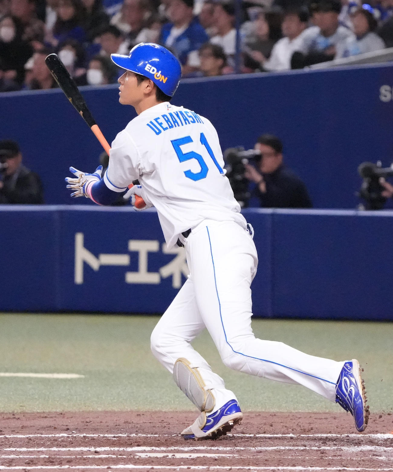 中日対オリックス　8回裏中日2死、右越え本塁打を放つ上林（撮影・森本幸一）