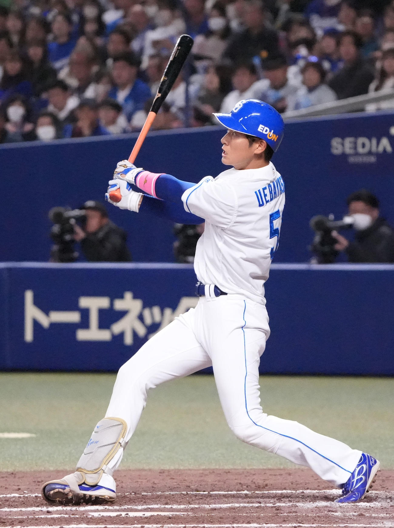 中日対オリックス　8回裏中日2死、右越え本塁打を放つ上林（撮影・森本幸一）