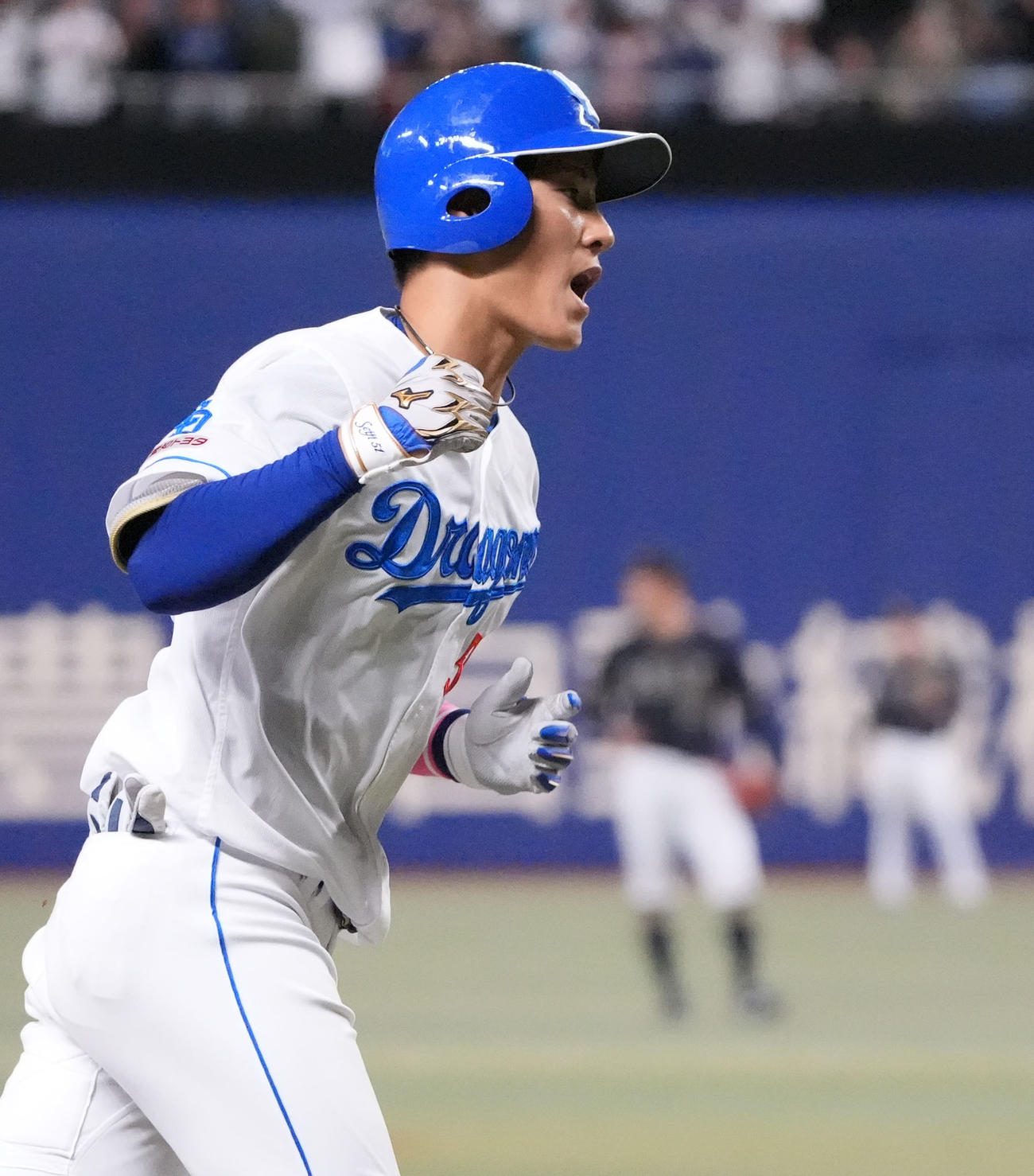 中日対オリックス　8回裏中日2死、右越え本塁打を放ちダイヤモンドをまわる上林（撮影・森本幸一）