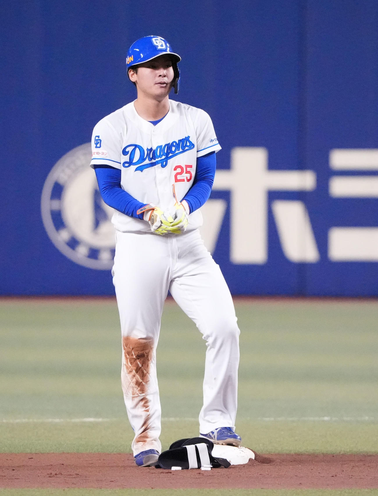 中日対オリックス　4回裏中日無死、右二塁打を放った石川昂（撮影・森本幸一）