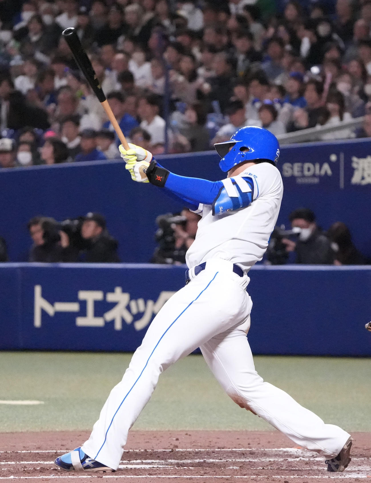 中日対オリックス　4回裏中日無死、右二塁打を放つ石川昂（撮影・森本幸一）