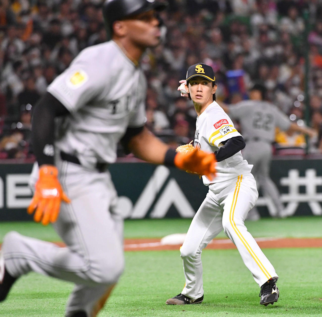 ソフトバンク対巨人　5回表巨人2死、ヘルナンデス（左）を投ゴロに抑えた大津（撮影・岩下翔太）